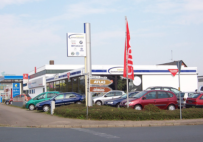 2005-Baumann-Autohaus-Eckansicht mit Pylon